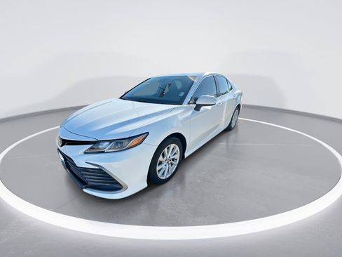 Used 2021 Toyota Camry LE FWD image 4