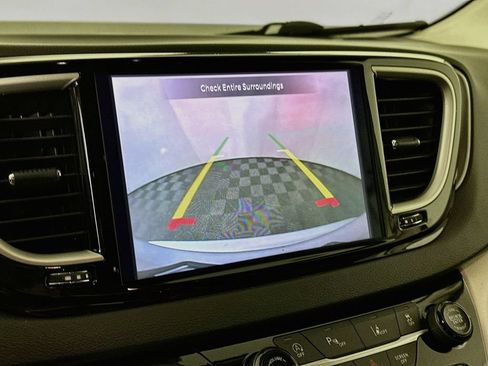 Certified 2024 Chrysler Pacifica Touring-L FWD image 21