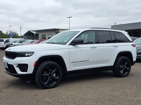 Used 2025 Jeep Grand Cherokee Altitude AWD/4WD image 1