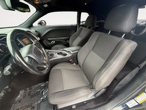 Used 2016 Dodge Challenger SXT RWD image 10