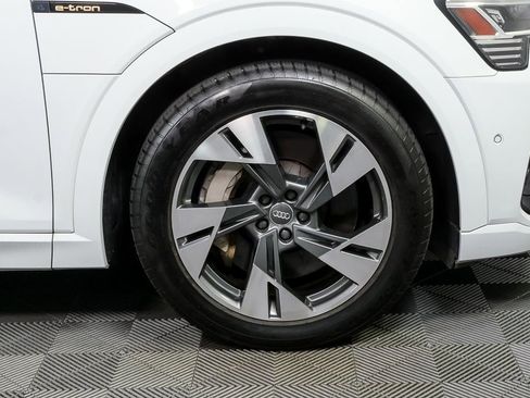 Used 2021 Audi e-tron Prestige w/ Prestige Package image 40