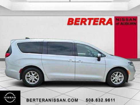 Used 2023 Chrysler Pacifica Touring-L FWD image 2