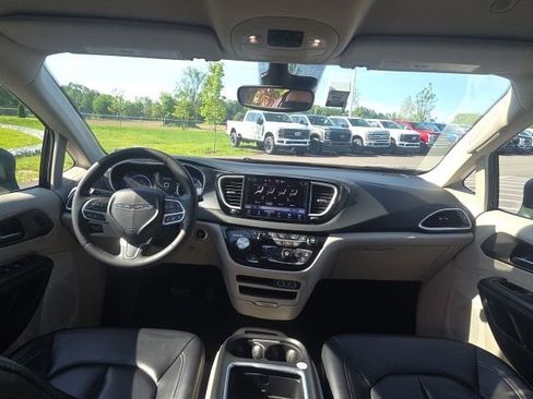 Used 2023 Chrysler Pacifica Touring-L FWD image 21