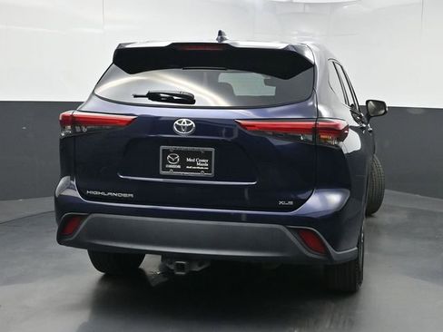 Used 2021 Toyota Highlander XLE FWD image 3