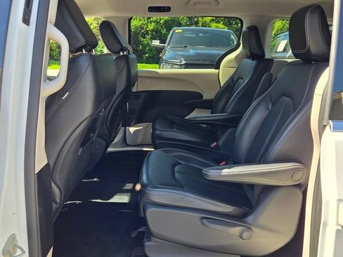 Used 2023 Chrysler Pacifica Touring-L FWD image 10