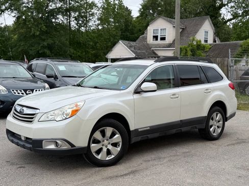 Used 2010 Subaru Outback 2.5i Premium AWD/4WD image 2