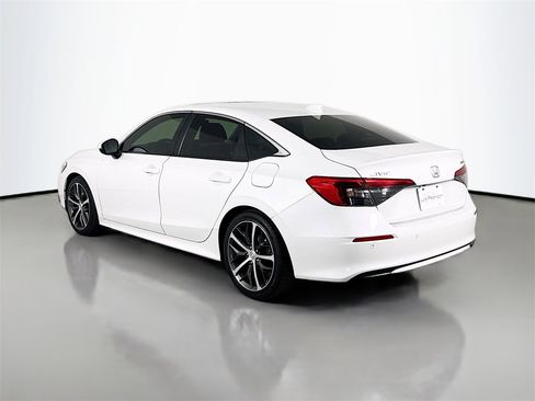 Used 2022 Honda Civic Touring image 3