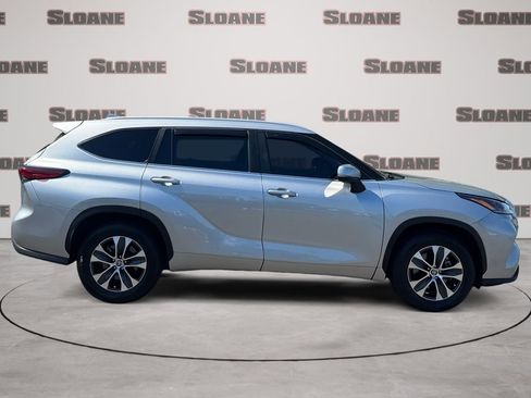 Used 2023 Toyota Highlander XLE FWD image 6