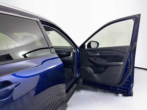 Used 2025 Nissan Rogue SL FWD image 32