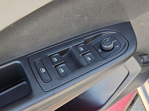 Certified 2022 Volkswagen Taos SE image 13