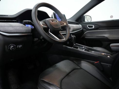Used 2025 Jeep Compass Latitude w/ Sun & Sound Group AWD/4WD image 12