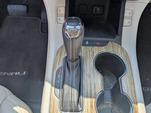 Used 2019 GMC Acadia Denali w/ Technology Package FWD image 20