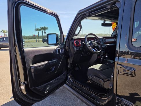 Used 2023 Jeep Gladiator Rubicon w/ Trailer Tow Package image 12