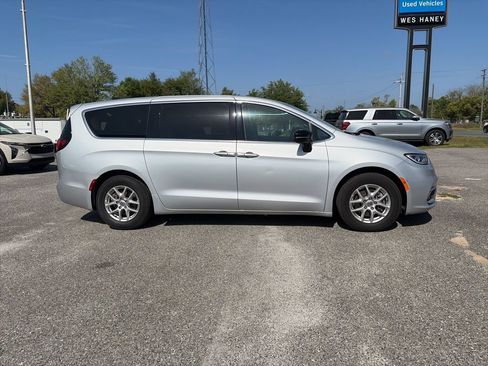Used 2024 Chrysler Pacifica Touring-L FWD image 4