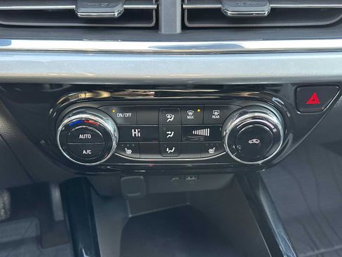 Used 2025 Chevrolet Trax LT w/ LT Convenience Package image 26