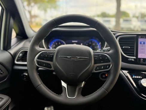 Used 2025 Chrysler Pacifica Select image 18