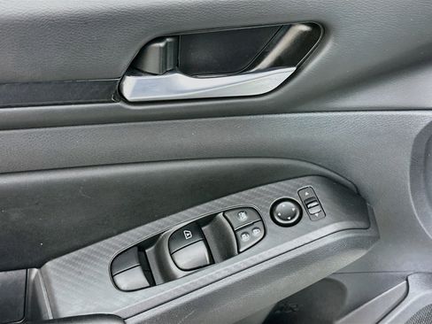 Used 2025 Nissan Altima 2.5 SV FWD image 15