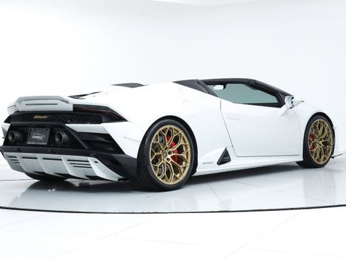 Used 2024 Lamborghini Huracan EVO image 3