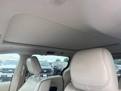 Used 2017 Chrysler Pacifica Limited FWD image 24
