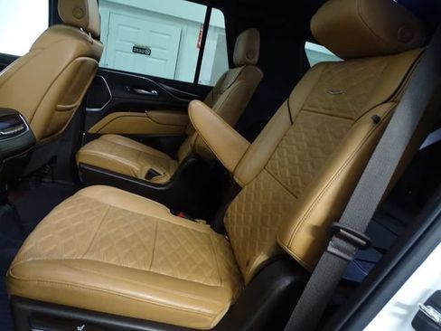 Certified 2022 Cadillac Escalade Premium Luxury AWD/4WD image 4