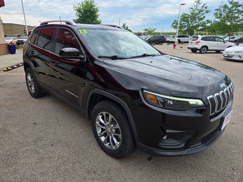 Used 2019 Jeep Cherokee Latitude Plus w/ Cold Weather Group AWD/4WD image 3