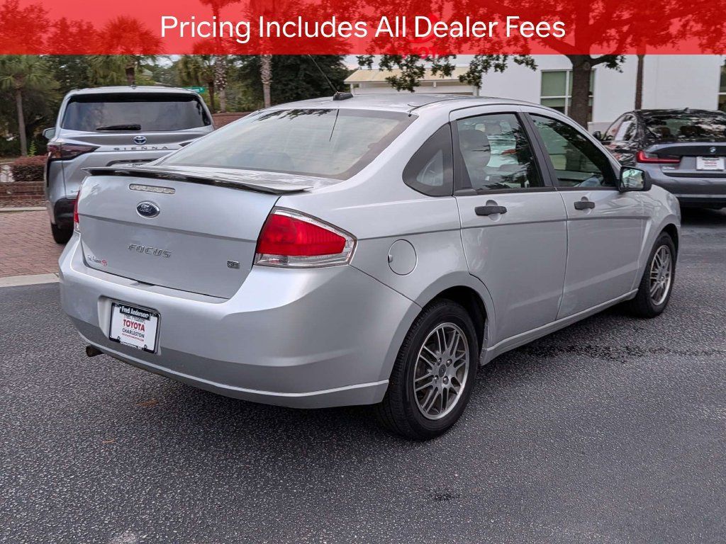 Used 2010 Ford Focus SE FWD image 4