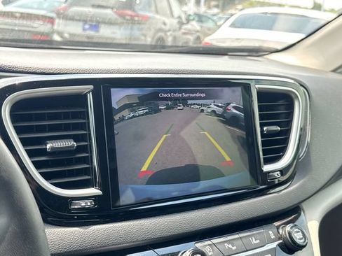 Used 2024 Chrysler Pacifica Touring-L FWD image 21