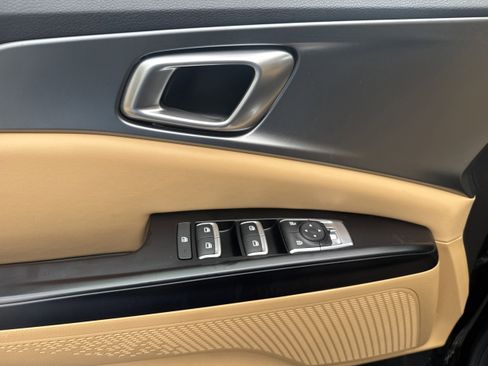 Used 2024 Kia Carnival LX image 8