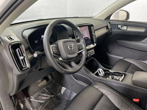 Used 2023 Volvo XC40 B4 Plus w/ Protection Package Premier image 9