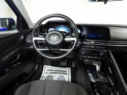 Used 2025 Hyundai Elantra SEL FWD image 12