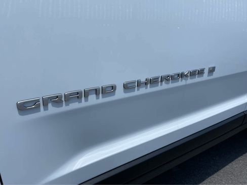 New 2025 Jeep Grand Cherokee L Laredo w/ Luxury Tech Group I image 9