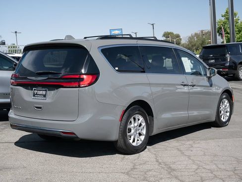 Used 2022 Chrysler Pacifica Touring-L FWD image 5