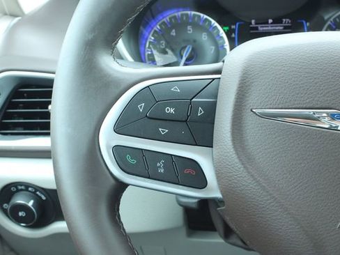 Used 2017 Chrysler Pacifica Touring-L w/ Tire & Wheel Group FWD image 26
