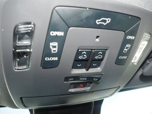 Used 2024 Toyota Sienna Platinum image 31