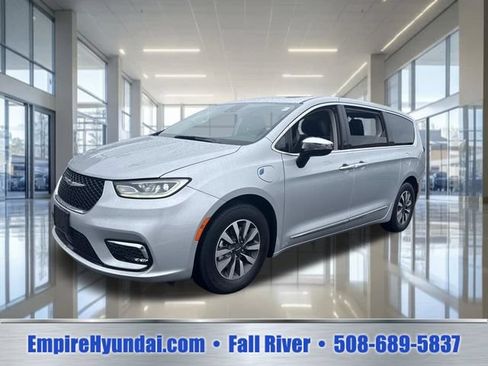Used 2023 Chrysler Pacifica Limited FWD image 1