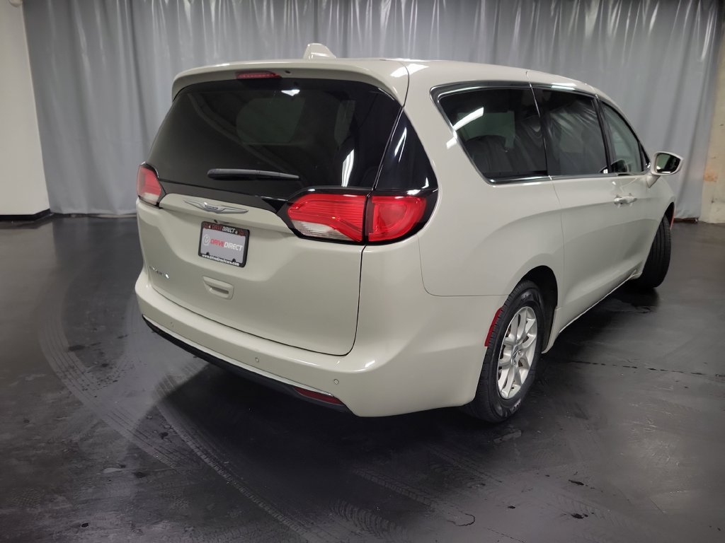 Used 2020 Chrysler Pacifica Touring FWD image 9