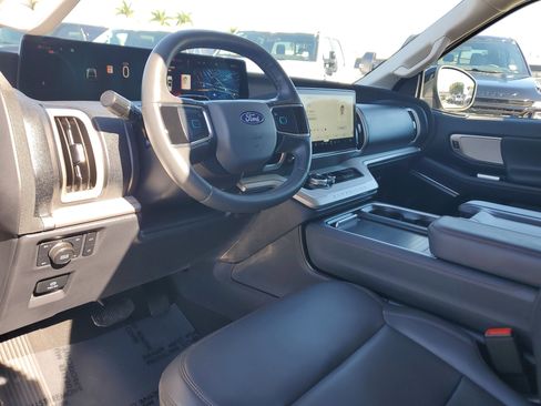 Used 2025 Ford Expedition Active image 13