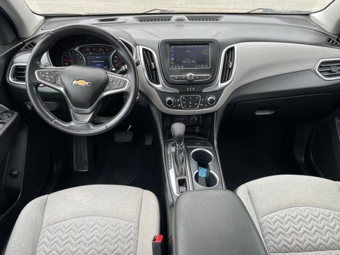 Used 2022 Chevrolet Equinox LT w/ Driver Convenience Package image 9
