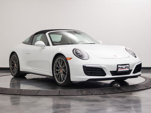 Used 2019 Porsche 911 Targa 4 AWD/4WD image 16