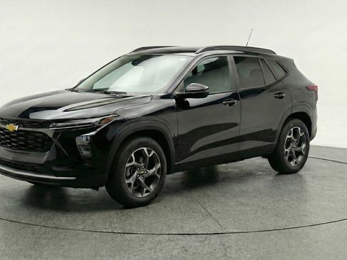 Used 2025 Chevrolet Trax LT w/ LT Convenience Package image 3