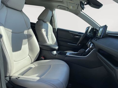 Used 2019 Toyota RAV4 XLE FWD image 17