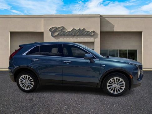 Used 2024 Cadillac XT4 Luxury w/ Cold Weather Package FWD image 2