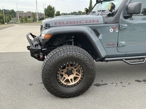 Used 2025 Jeep Gladiator Rubicon AWD/4WD image 12