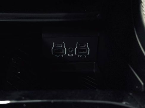 Used 2025 Chrysler Pacifica Limited FWD image 41