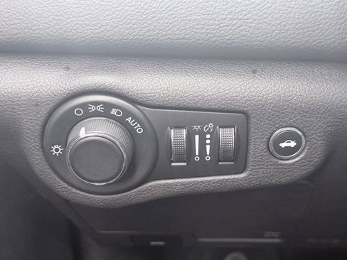 Used 2017 Chrysler 200 Limited Platinum w/ Comfort & Convenience Group image 22