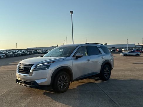Certified 2025 Nissan Pathfinder SV FWD image 10
