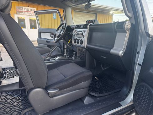 Used 2007 Toyota FJ Cruiser 4WD w/ Upgrade Pkg 2 image 7