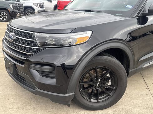 Used 2023 Ford Explorer XLT image 2