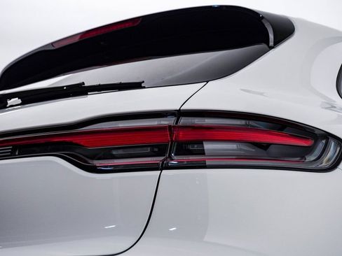 Certified 2025 Porsche Macan AWD/4WD image 12