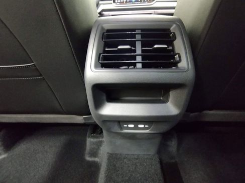 New 2025 Volkswagen Tiguan SE image 33